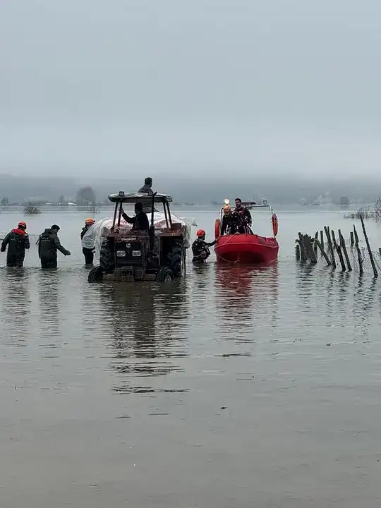 afad-kuvvetli-saganakta-antalyayi-sms-ile-uyardi-sel-ve-su-baskinlarina-dikkat