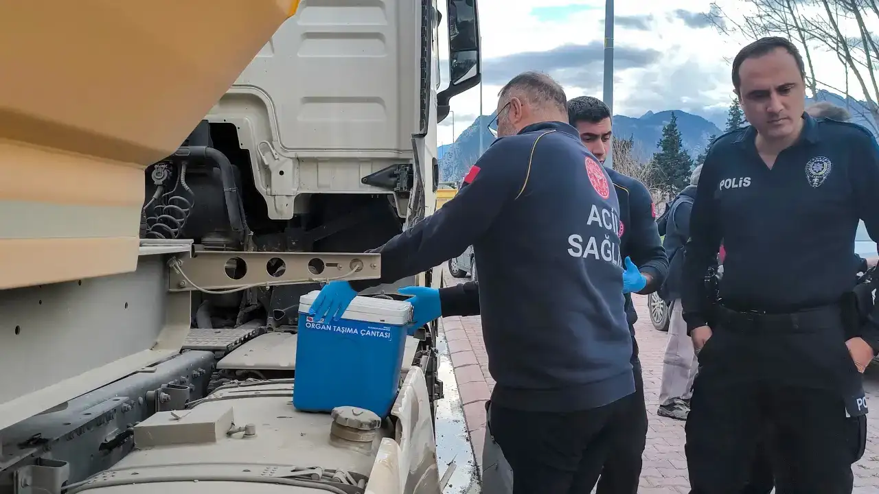 antalyada-2-liseli-okul-donusu-kazaya-karisti