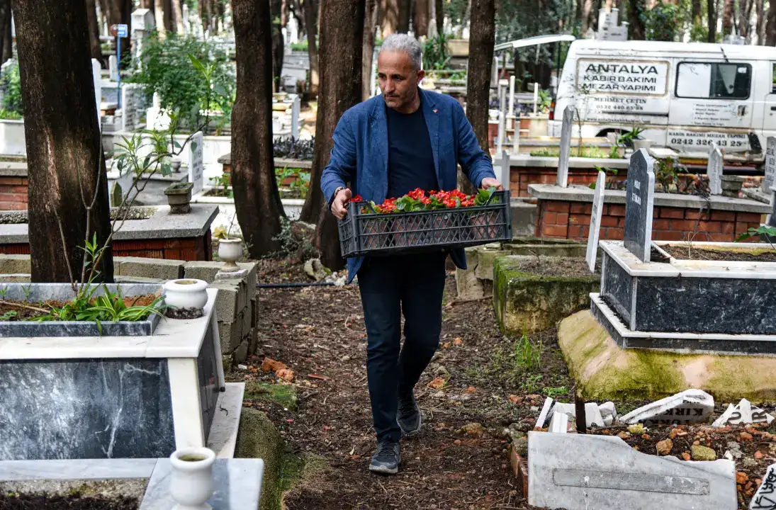 antalyada-mezar-bakiminda-yeni-uygulama-canli-gosterim