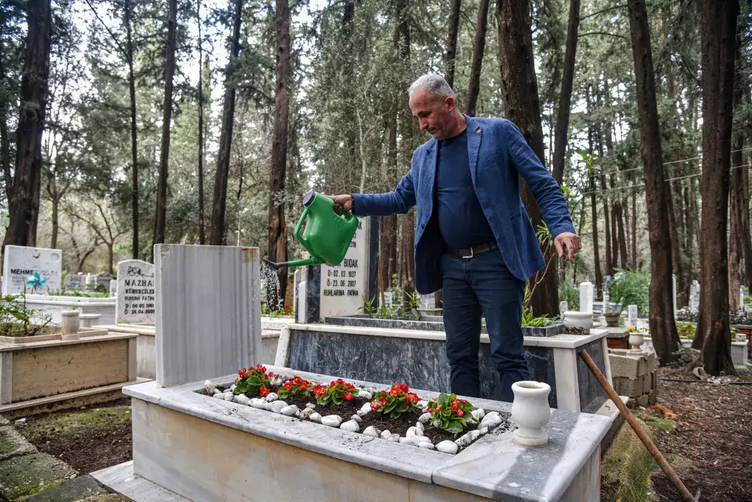 antalyada-mezar-bakiminda-yeni-uygulama-canli-gosterim