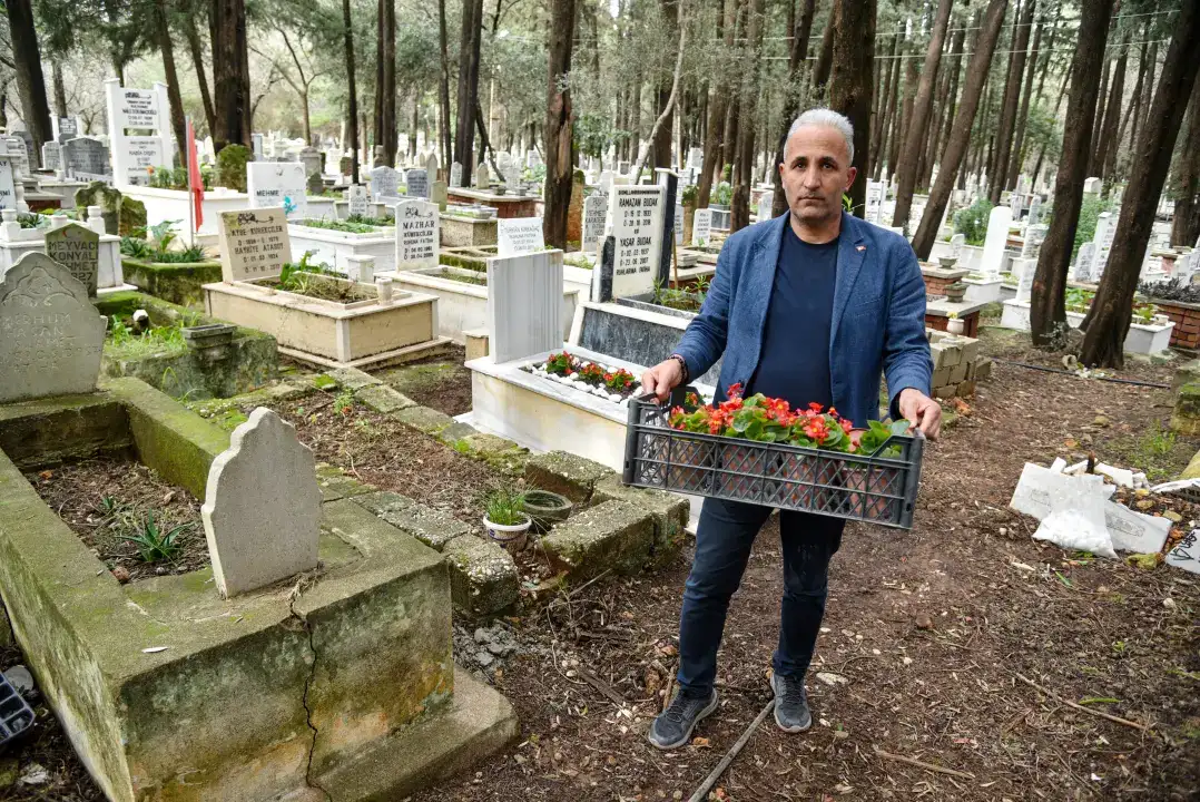 antalyada-mezar-bakiminda-yeni-uygulama-canli-gosterim