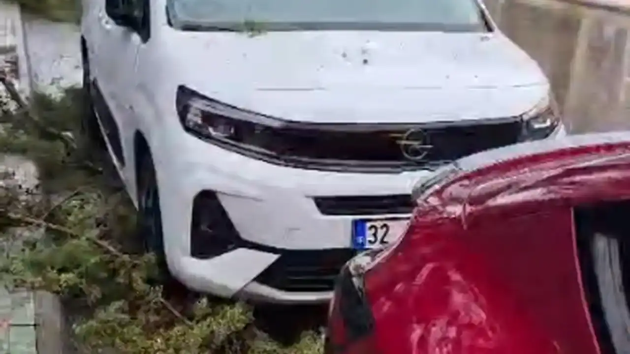 ispartada-firtina-etkili-oldu-valilik-motosikletleri-yasakladi