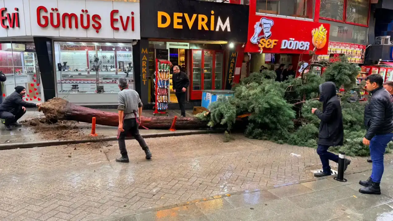 ispartada-firtina-etkili-oldu-valilik-motosikletleri-yasakladi