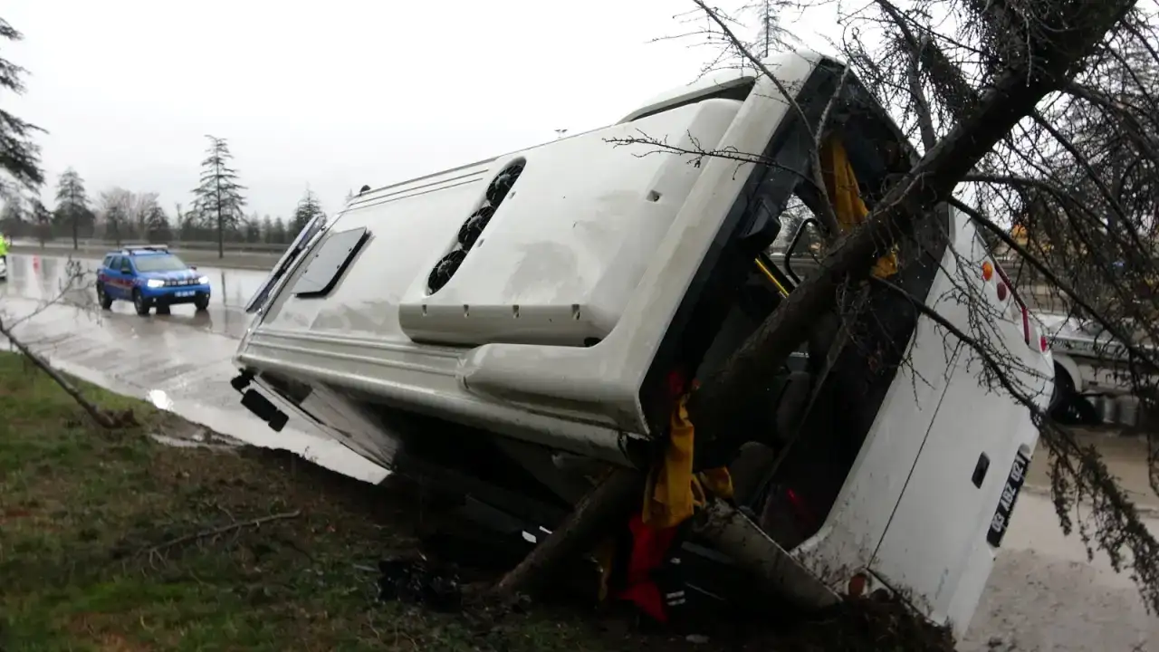 ispartada-mahkumlarin-bulundugu-askeri-nakil-minibusu-devrildi