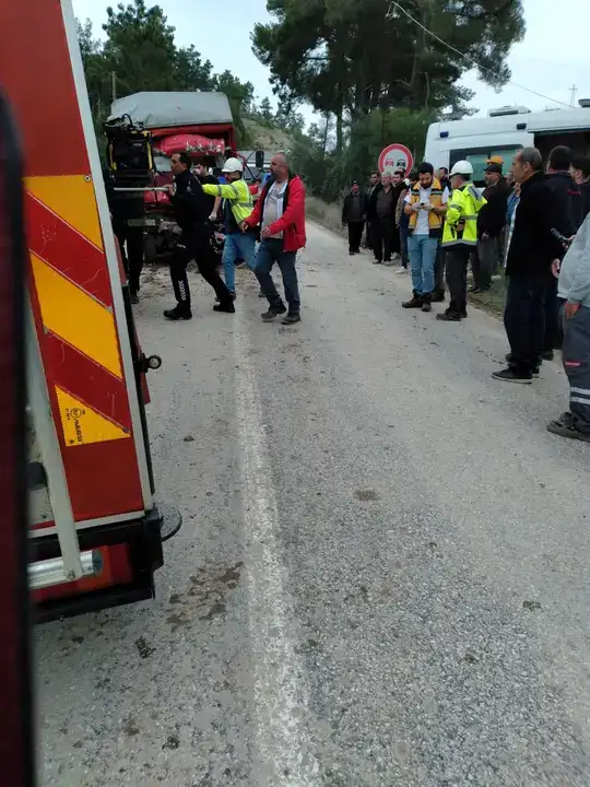 manavgatta-muz-yuklu-kamyon-kaza-yapti-aracta-sikisan-surucu-agir-yarali