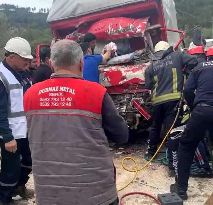 manavgatta-muz-yuklu-kamyon-kaza-yapti-aracta-sikisan-surucu-agir-yarali