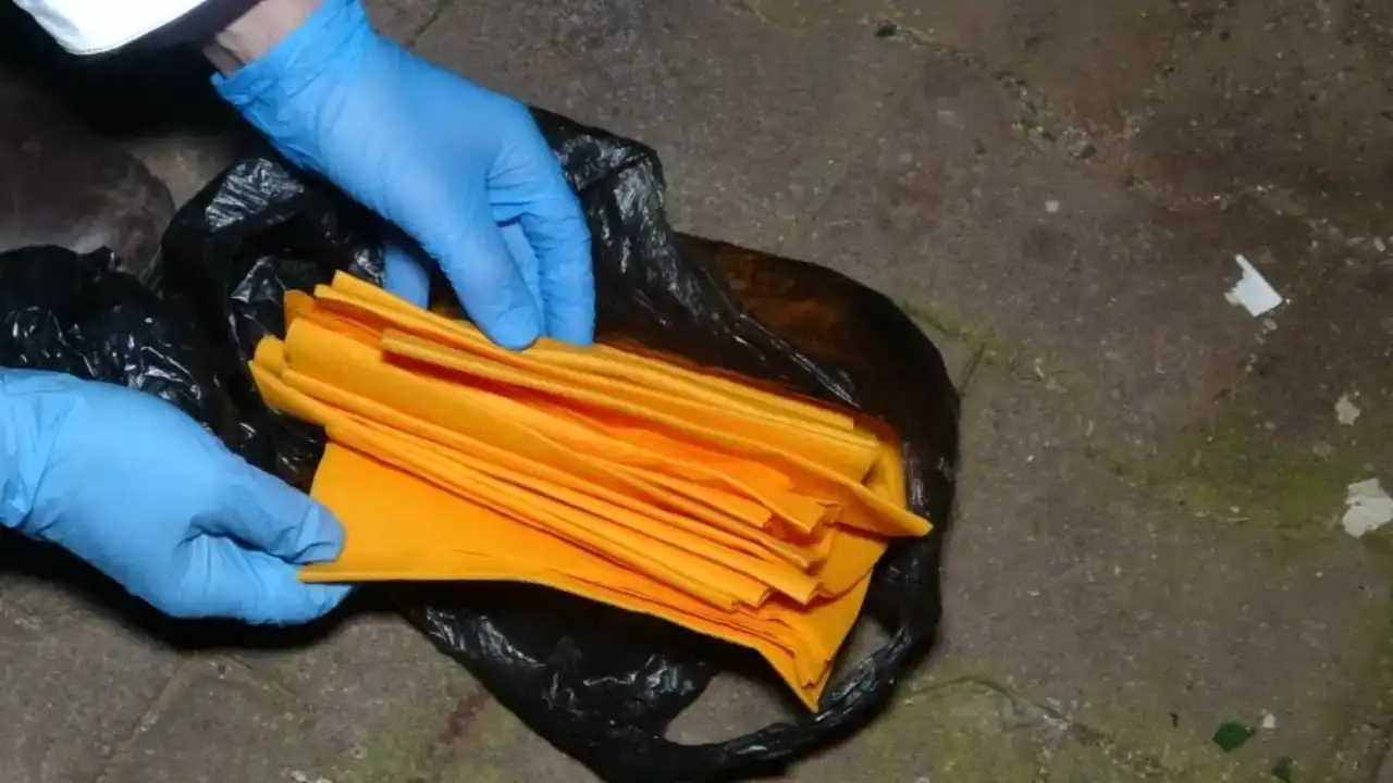 zeytinkoyde-bekcilerin-buldugu-posetten-4-milyon-tl-degerinde-uyusturucu-cikti