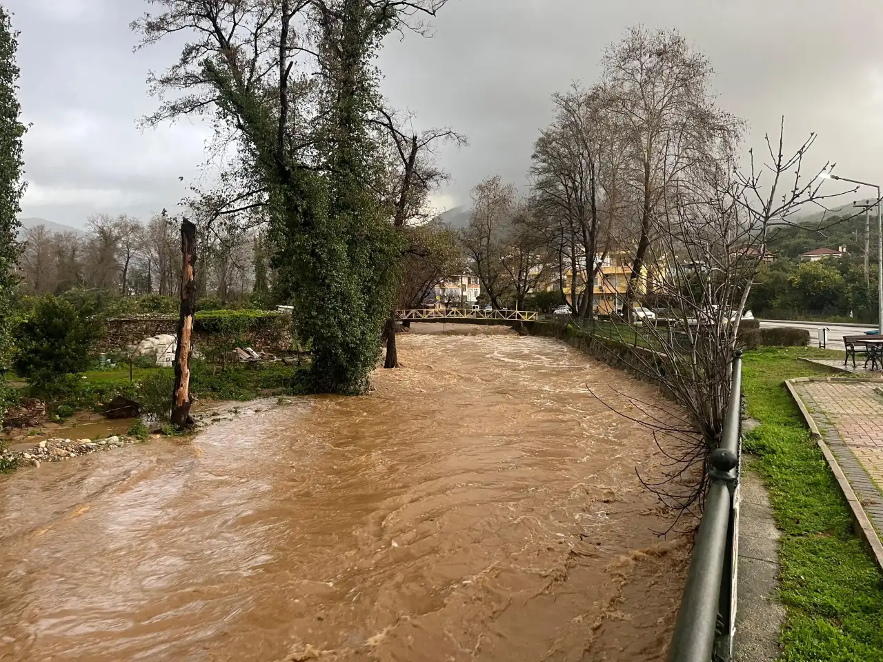 alanya-sulara-gomuldu-dereler-tasti-sel-evleri-ve-tarim-arazilerini-yuttu