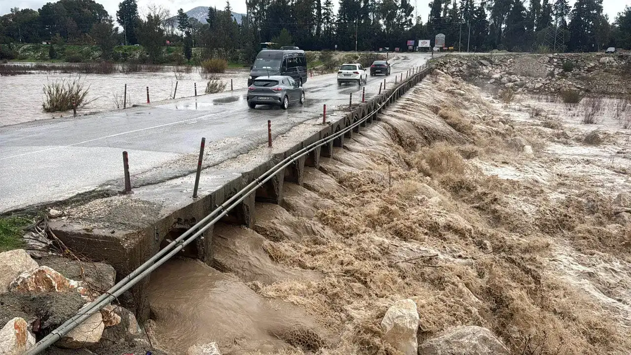 antalya-dogal-yasam-parki-firtina-nedeniyle-kapandi