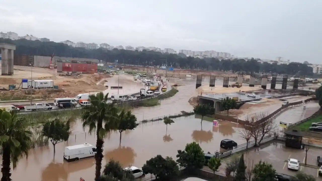 antalyada-kuvvetli-yagis-kepezustu-kavsagi-yagisa-teslim