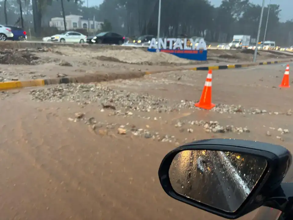antalyada-kuvvetli-yagis-kepezustu-kavsaginda-trafik-yagisa-teslim