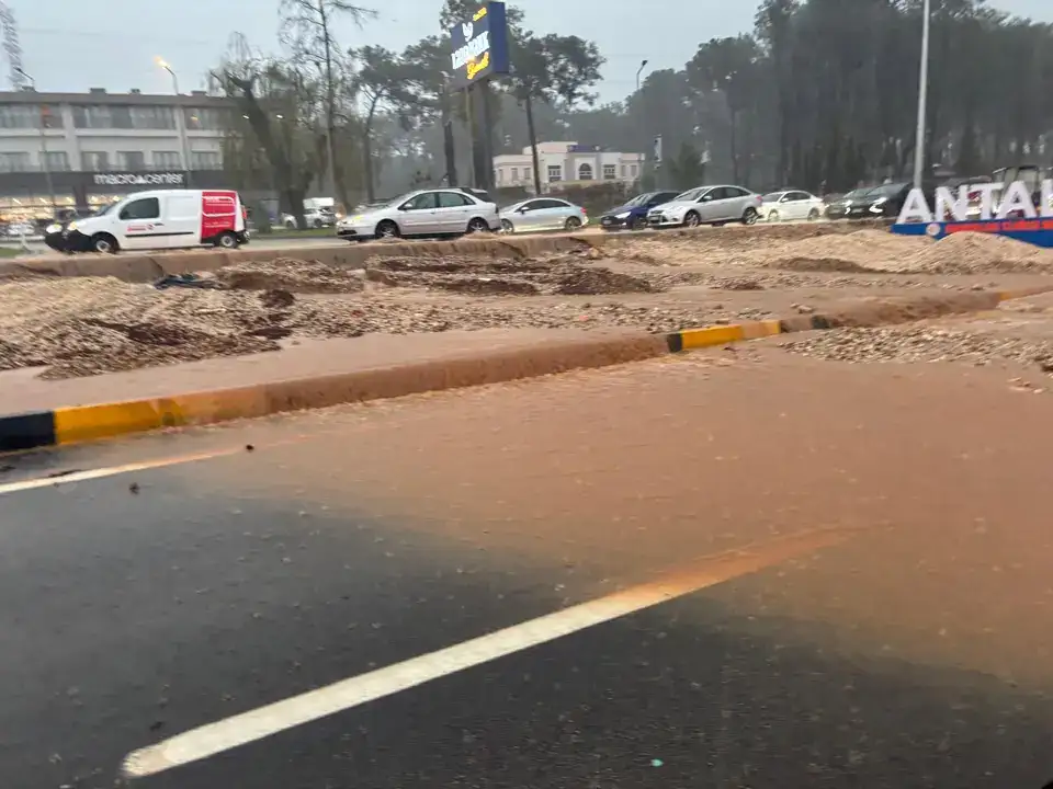 antalyada-kuvvetli-yagis-kepezustu-kavsaginda-trafik-yagisa-teslim