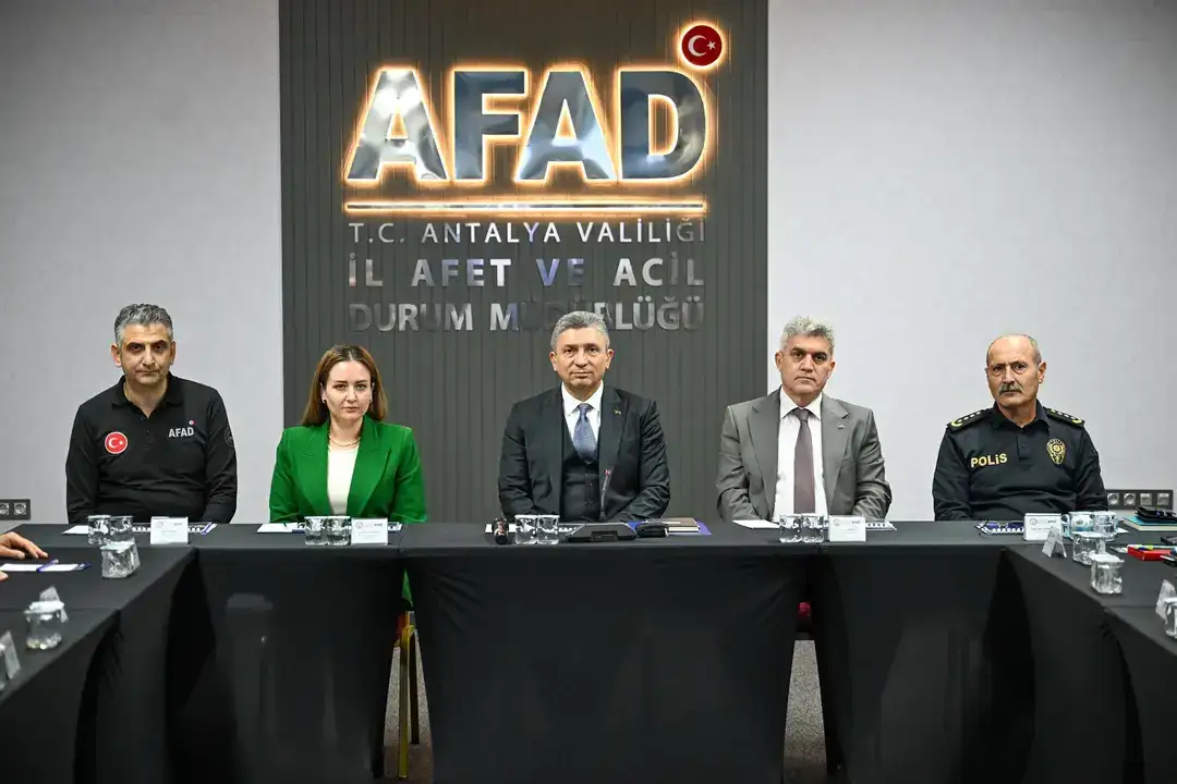 antalyada-kuvvetli-yagis-kepezustu-kavsaginda-trafik-yagisa-teslim