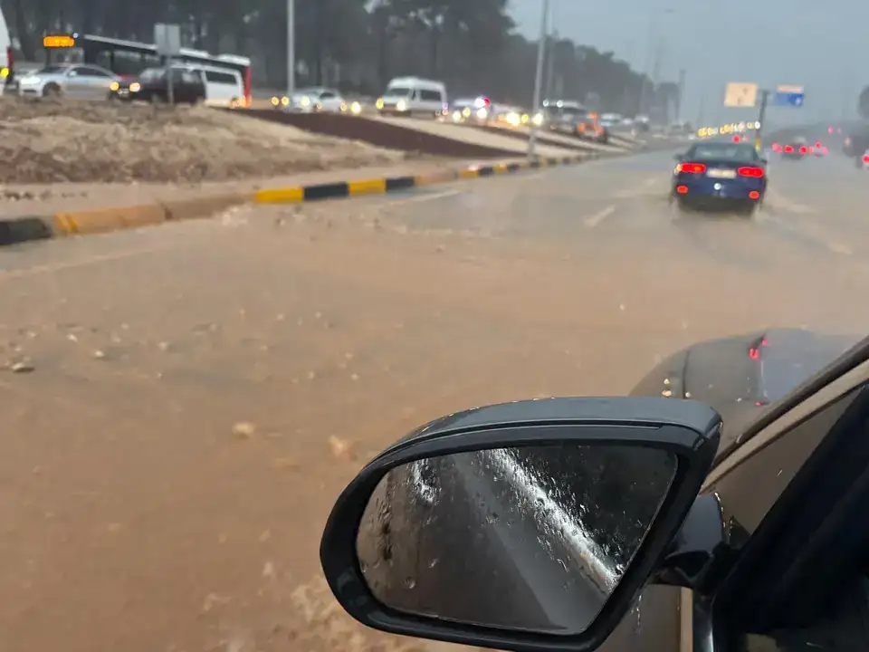 antalyada-kuvvetli-yagis-kepezustu-kavsaginda-trafik-yagisa-teslim