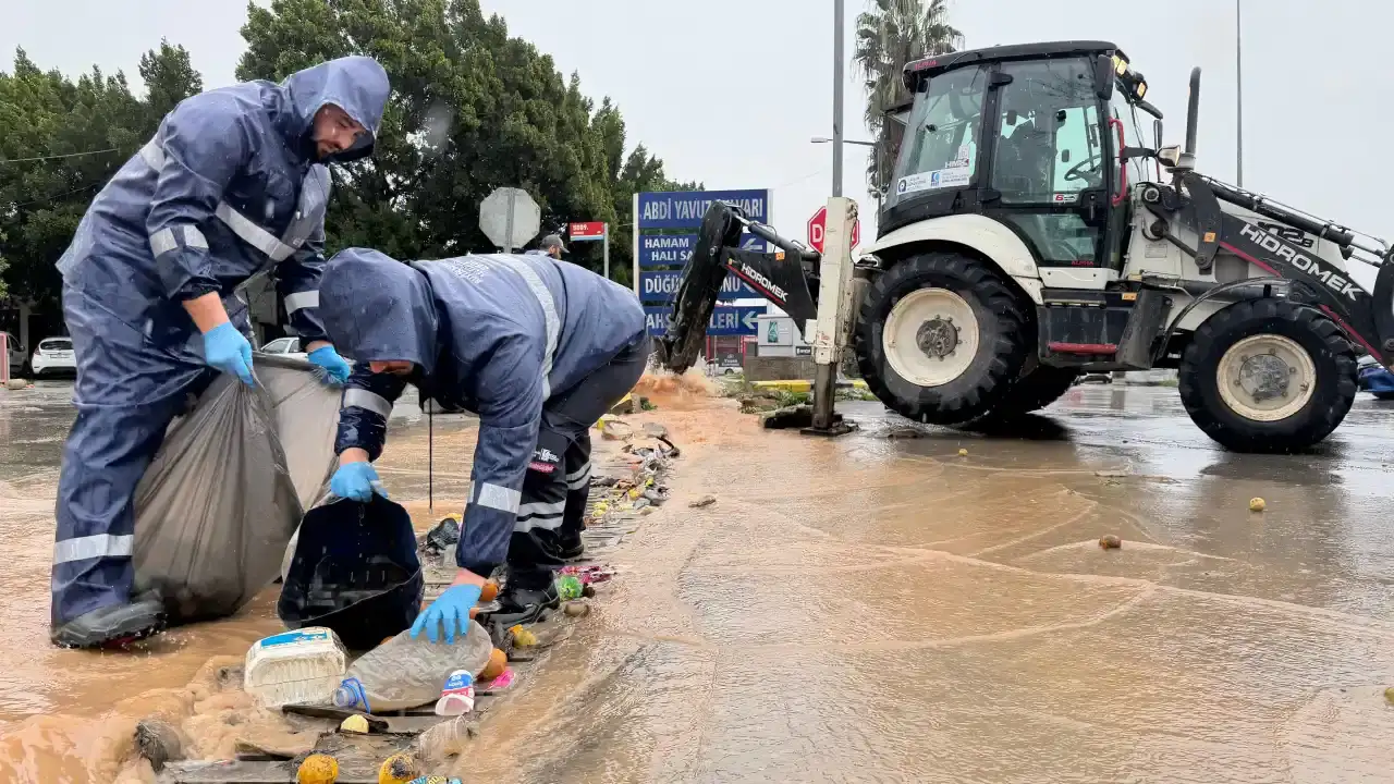 antalyada-siddetli-yagis-ve-firtinaya-karsi-buyuksehirden-kesintisiz-mesai