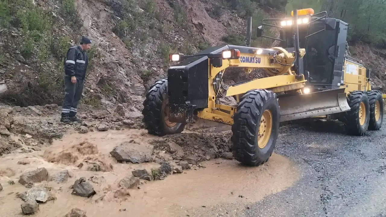 antalyada-siddetli-yagis-ve-firtinaya-karsi-buyuksehirden-kesintisiz-mesai