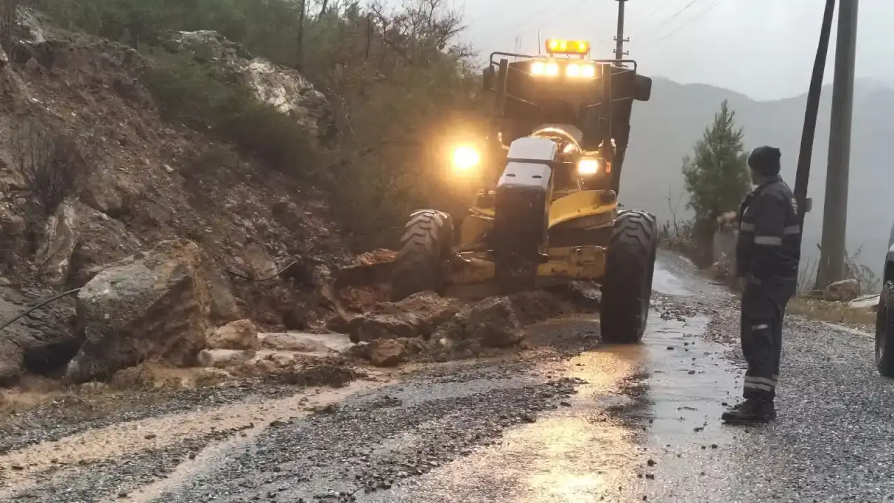 antalyada-siddetli-yagis-ve-firtinaya-karsi-buyuksehirden-kesintisiz-mesai
