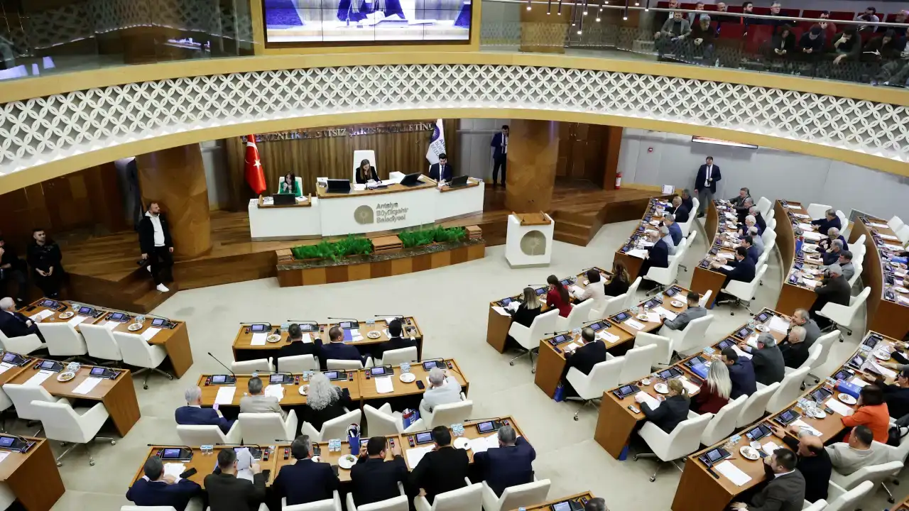 c-plaka-antalya-buyuksehir-belediyesi-meclisinde-gecti-esnaf-ayaklandi