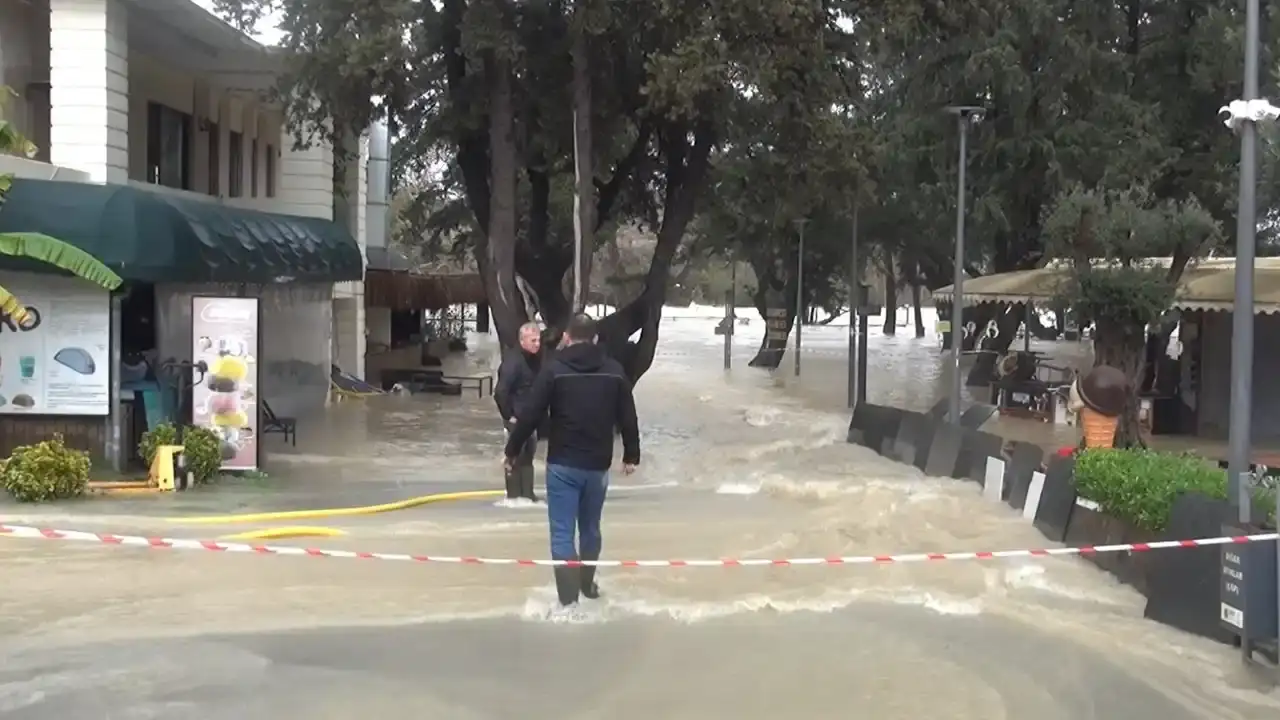 dev-debi-manavgat-selalesini-sulara-gomdu