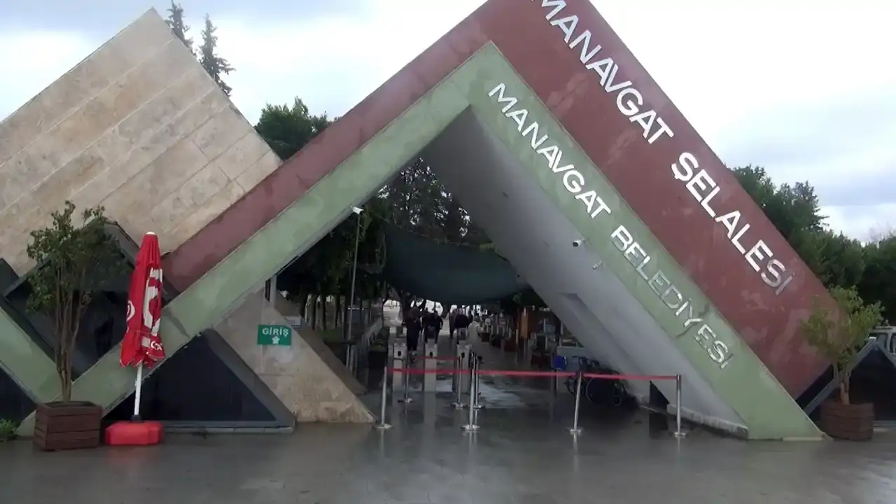 dev-debi-manavgat-selalesini-sulara-gomdu