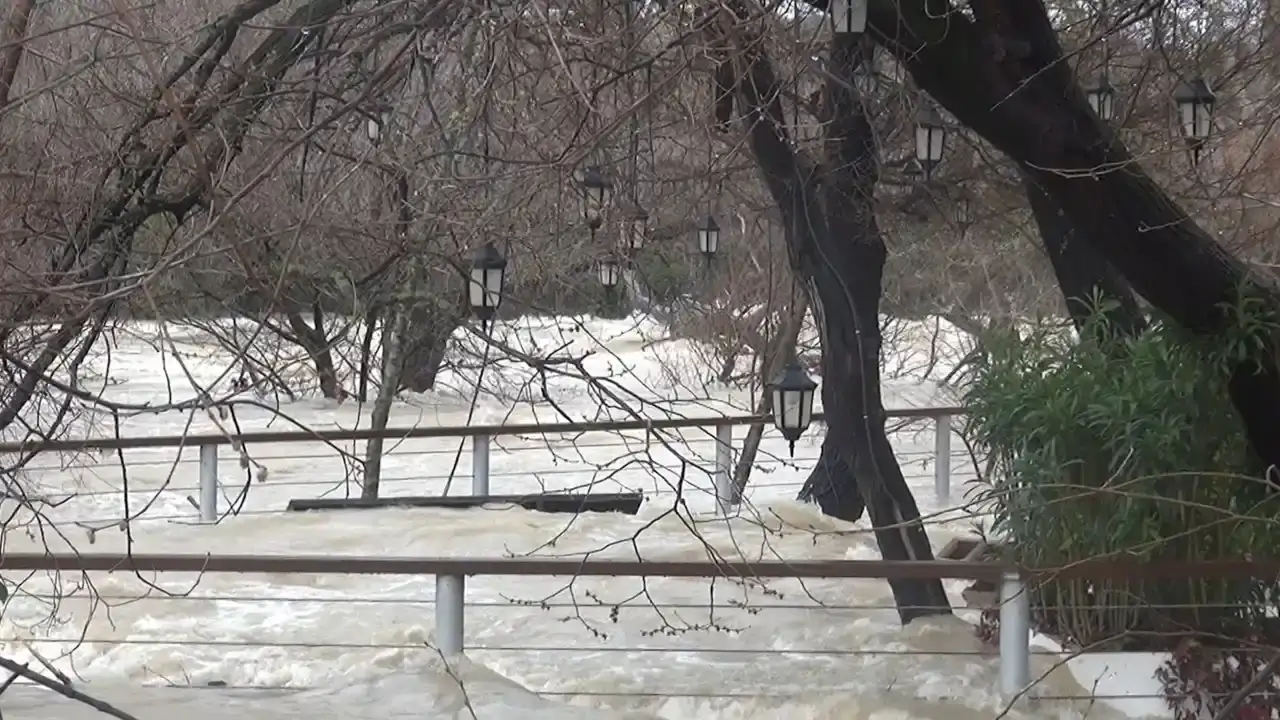 dev-debi-manavgat-selalesini-sulara-gomdu