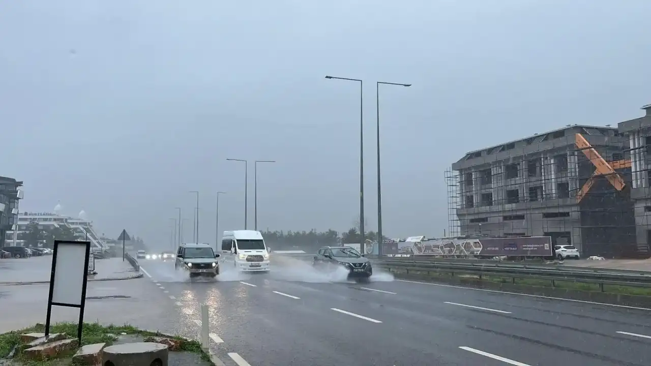 gundogmusu-siddetli-yagmur-yollar-yarildi-dereler-tasti