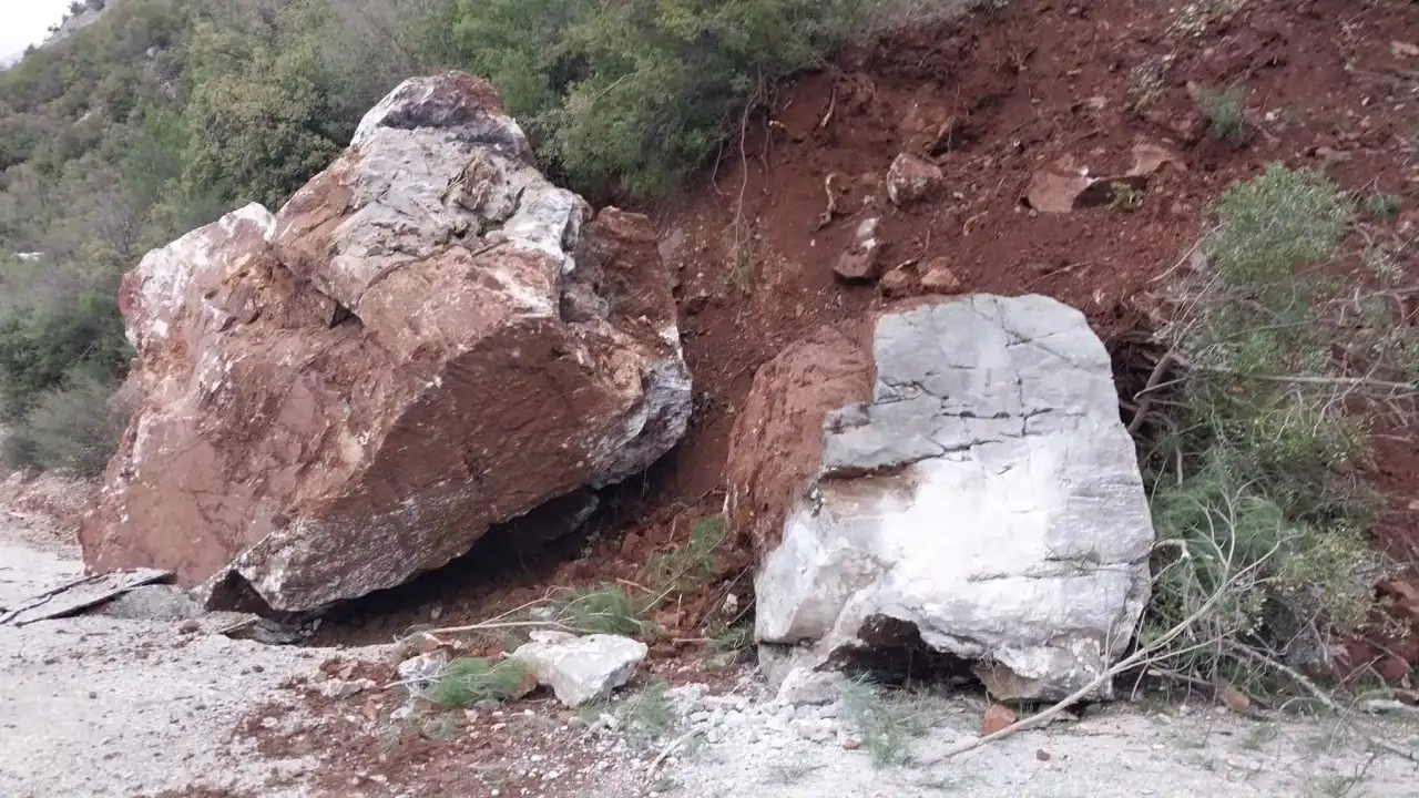 gundogmusu-siddetli-yagmur-yollar-yarildi-dereler-tasti