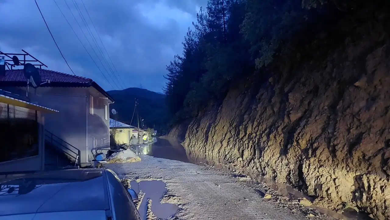 gundogmusu-siddetli-yagmur-yollar-yarildi-dereler-tasti