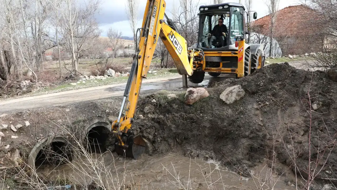 korkutelinde-dere-yataklari-temizleniyor