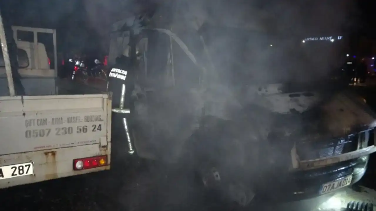 muratpasada-kiz-arkadasiyla-tartisan-sahis-araclara-atese-verdi