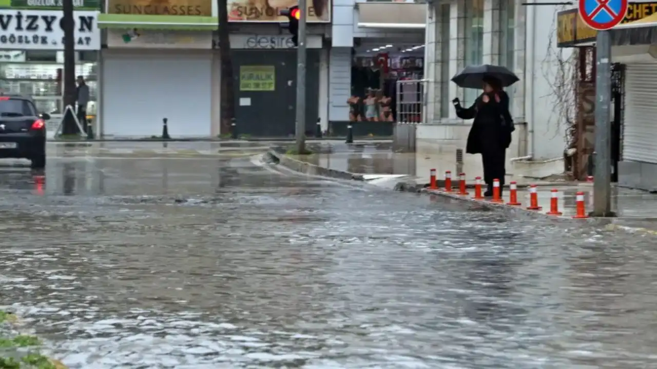 sari-kod-sonrasi-saganak-yagis-antalyayi-vurdu-yollar-gole-dondu