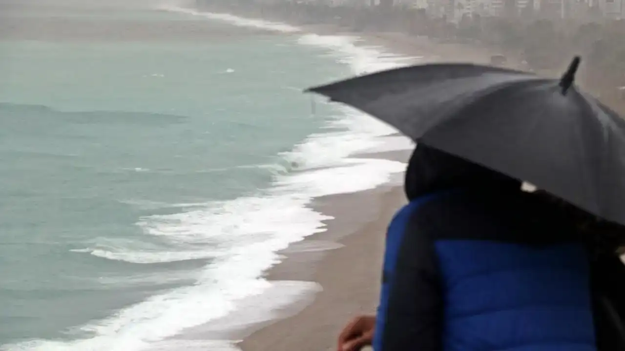 sari-kod-sonrasi-saganak-yagis-antalyayi-vurdu-yollar-gole-dondu