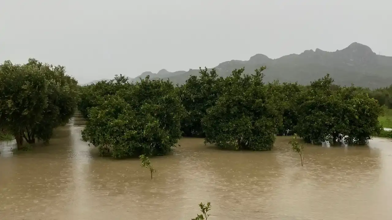 serikte-korpucay-tasti-restoranlar-ve-tarim-arazileri-suya-gomuldu