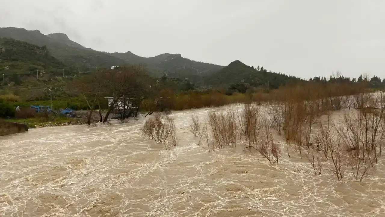 serikte-korpucay-tasti-restoranlar-ve-tarim-arazileri-suya-gomuldu