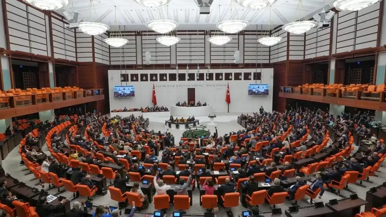 yeni-trafik-kanunu-tbmmde-kabul-edildi-kural-ihlali-yapanlara-agir-cezalar-geliyor