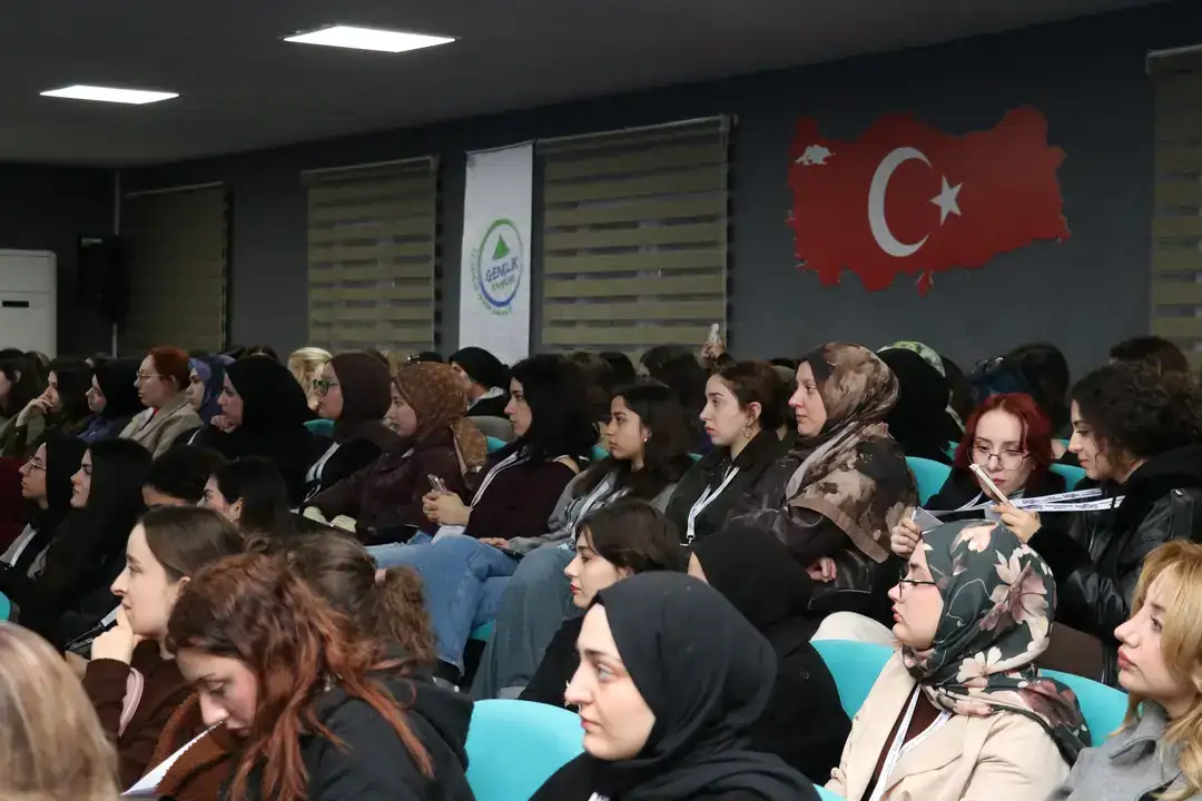 200-genc-antalyadaki-medya-kampinda-bulustu