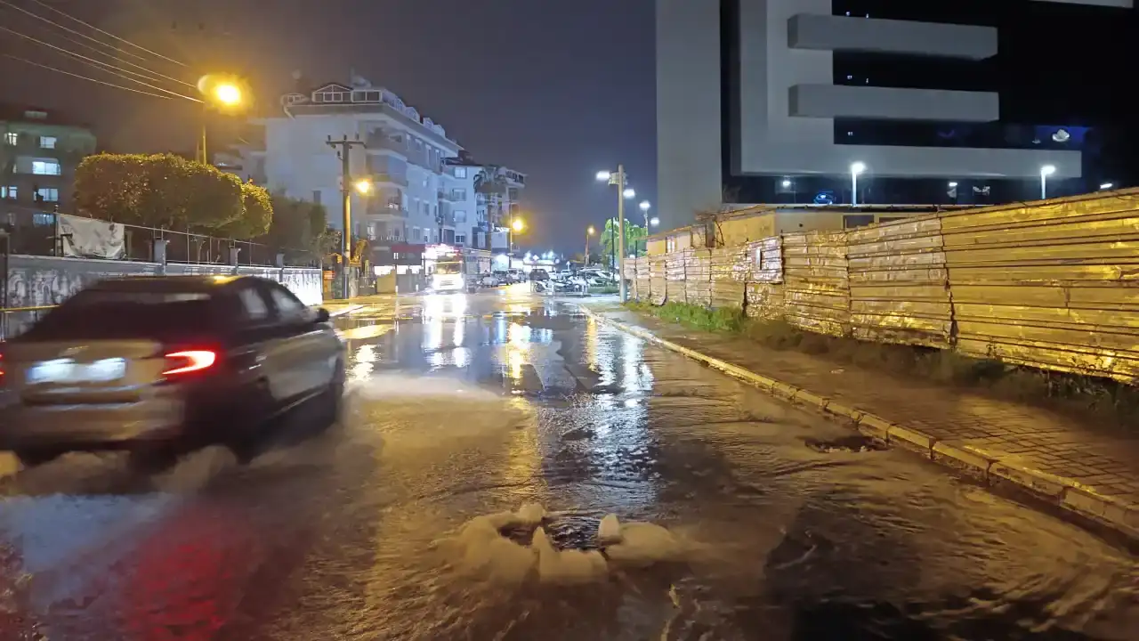 alanya-suya-teslim-oldu-avmyi-su-basti