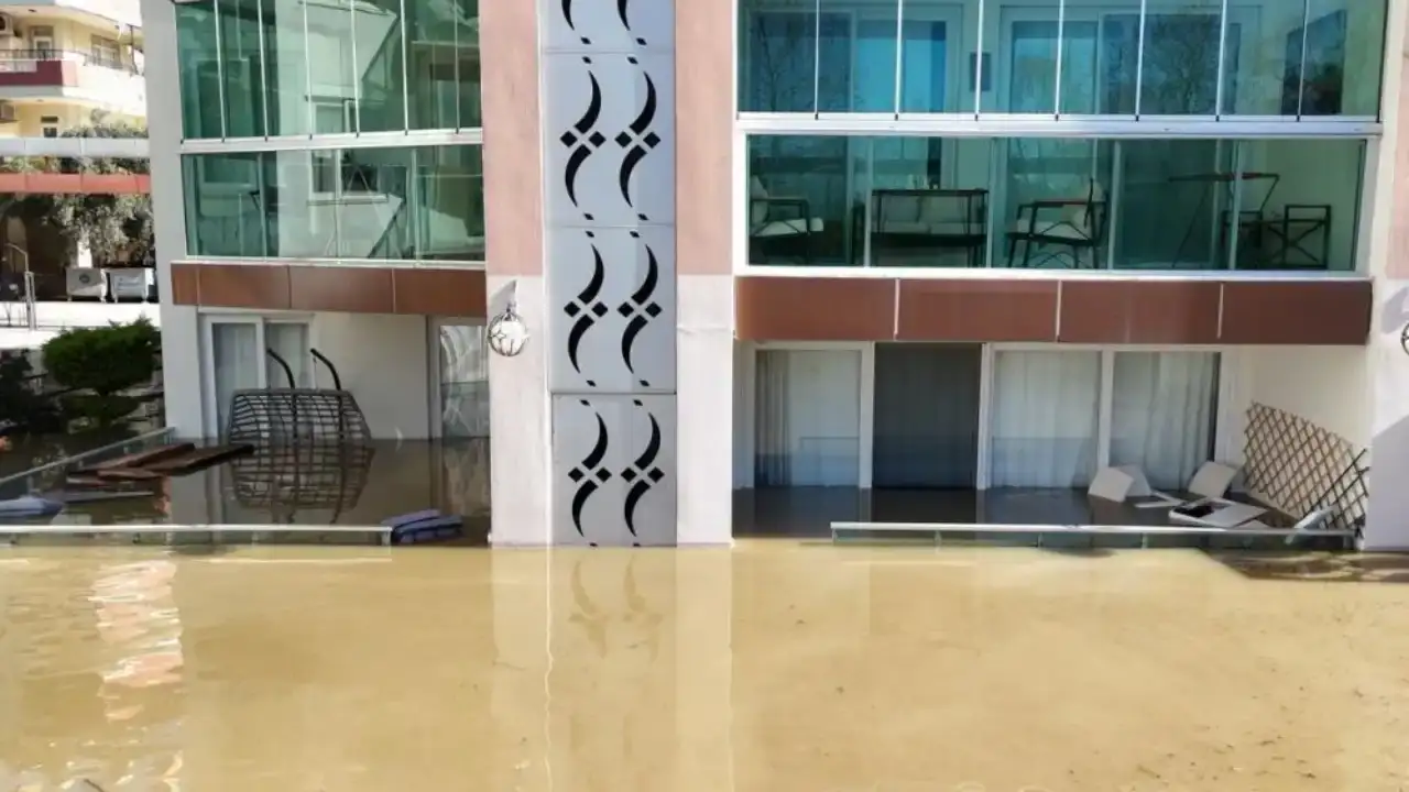 alanyada-sel-felaketi-dim-ve-oba-cayi-tasti-isletmeler-yikildi