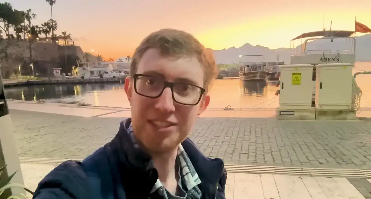 alisveris-icin-ingiltereden-antalyaya-uctu-20-sterlin-tasarruf-etti