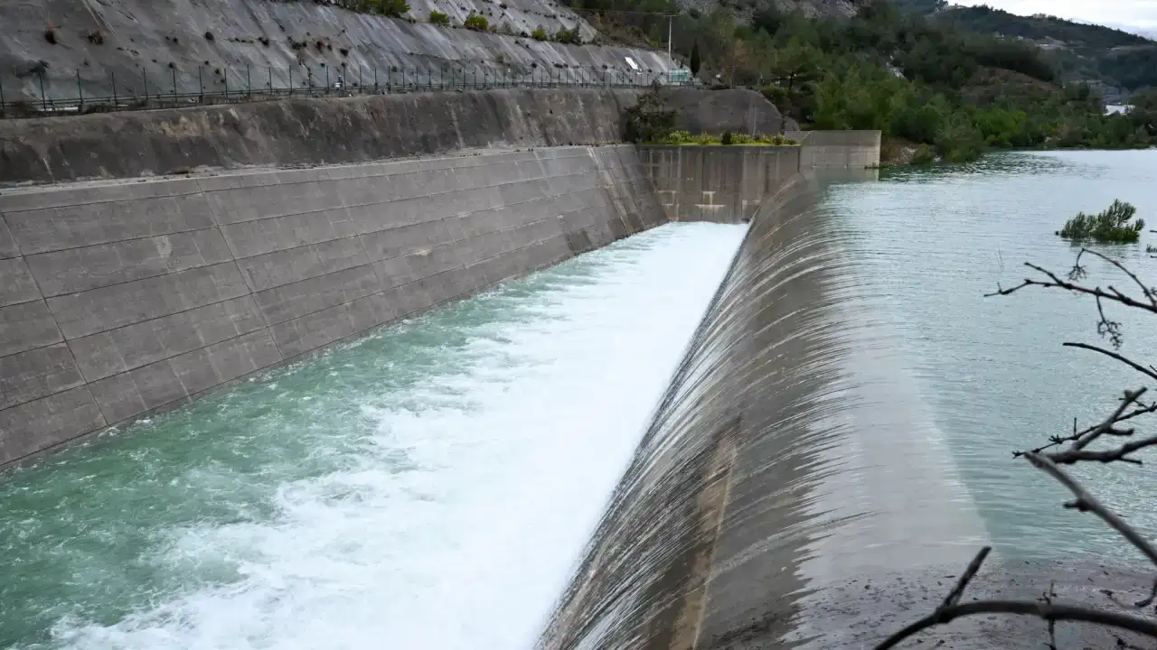 antalya-valisi-sahin-kriz-masasini-topladi-alanya-dim-cayinda-su-seviyesi-yukseldi