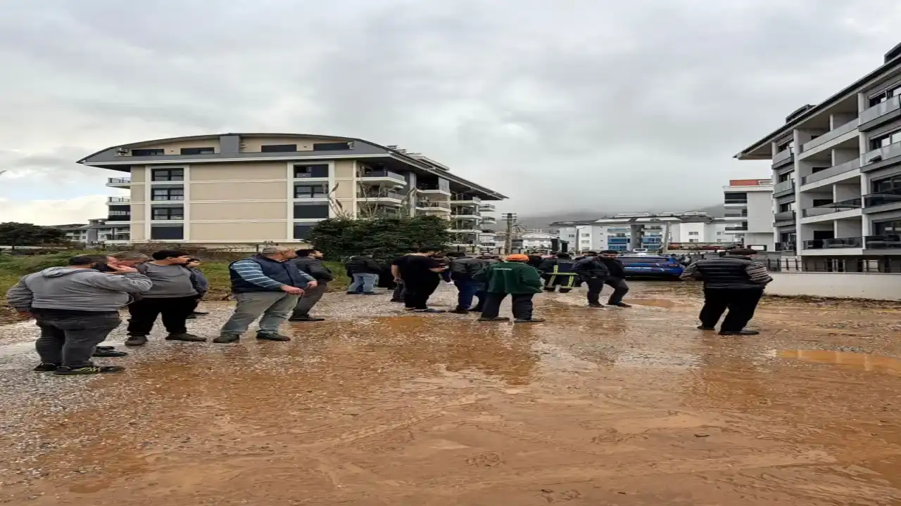 antalyada-iki-farkli-gun-dun-firtina-bugun-gunes