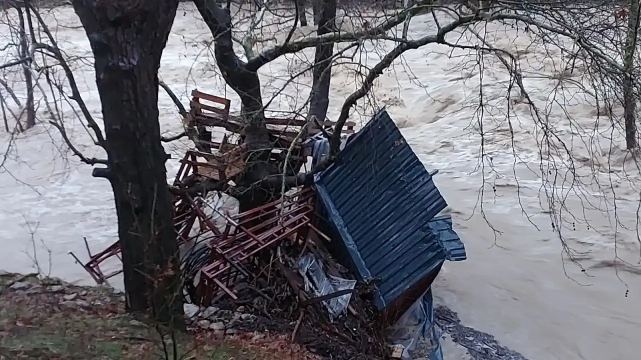 antalyada-yagan-siddetli-yagislar-ucansu-selalesini-ucurdu
