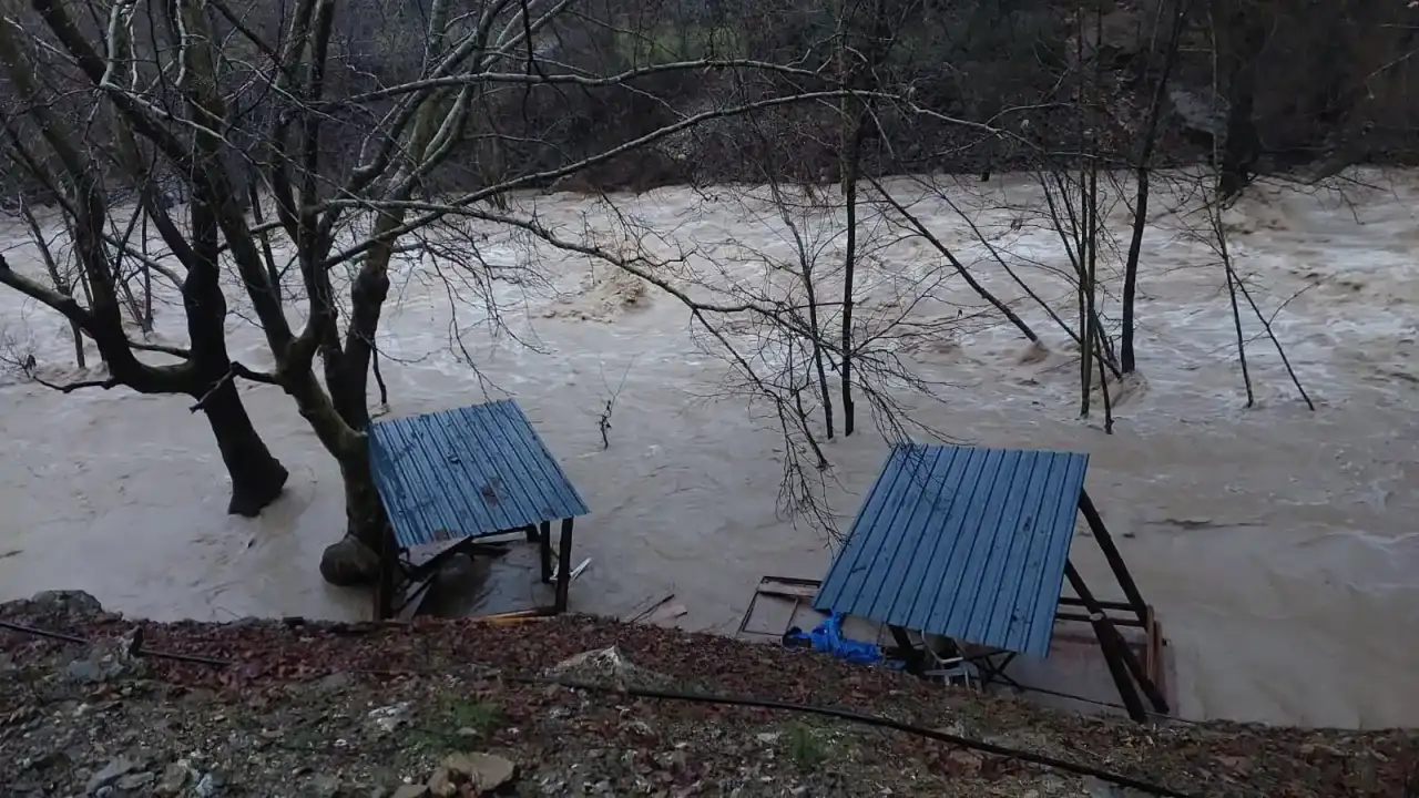 antalyada-yagan-siddetli-yagislar-ucansu-selalesini-ucurdu