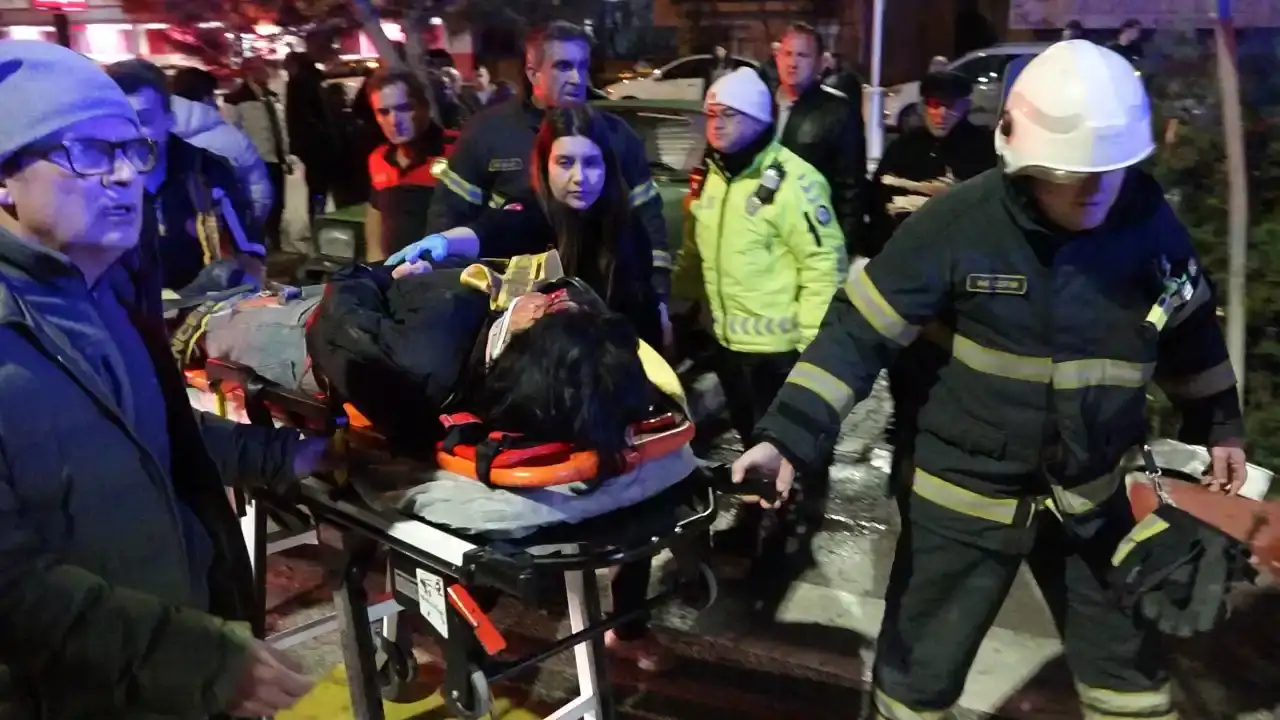 burdurda-19-yasindaki-surucu-17-ogrencilere-carpti