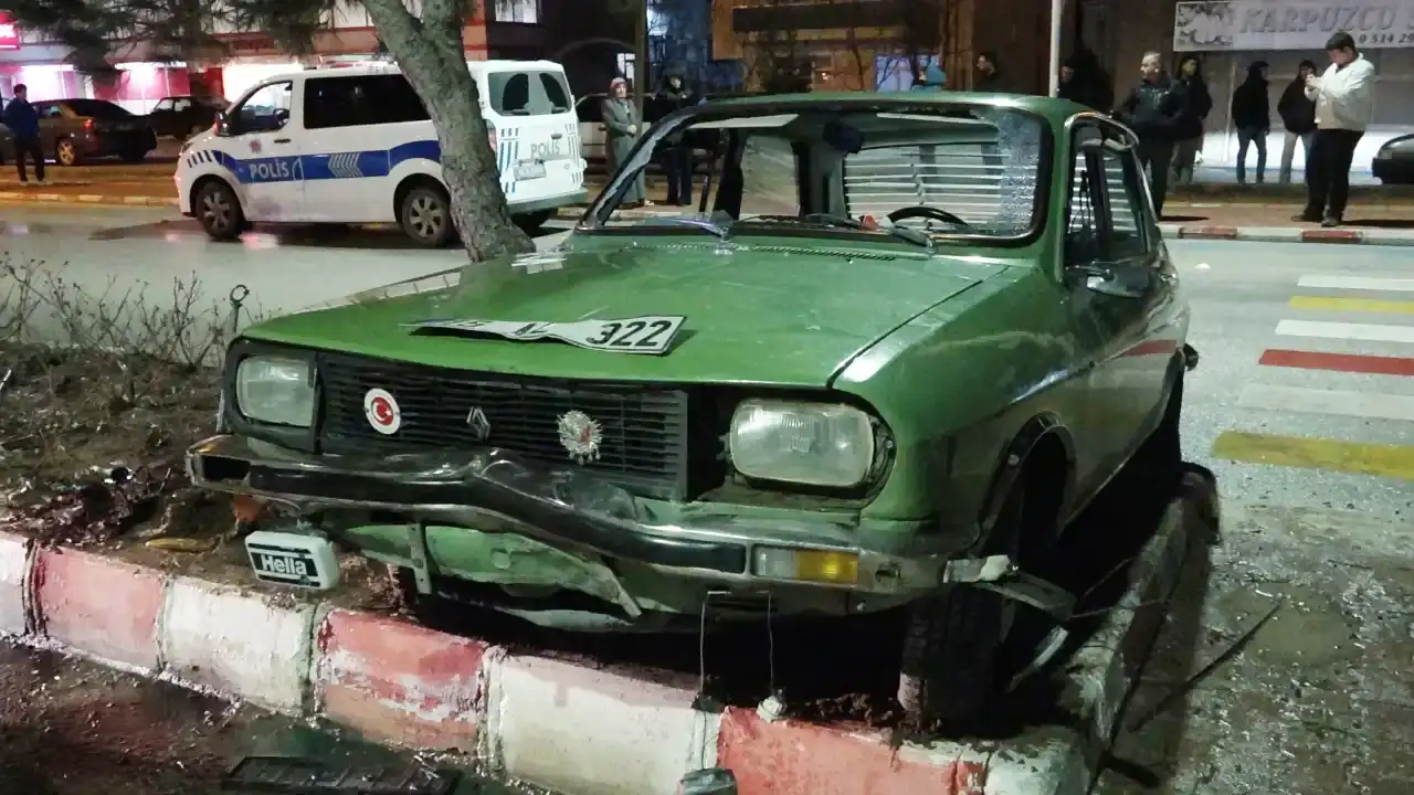 burdurda-19-yasindaki-surucu-17-ogrencilere-carpti