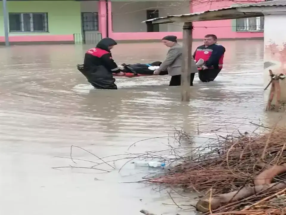 dogu-akdeniz-sele-teslim-heyelan-taskin-ve-firtina-hayati-durdurdu