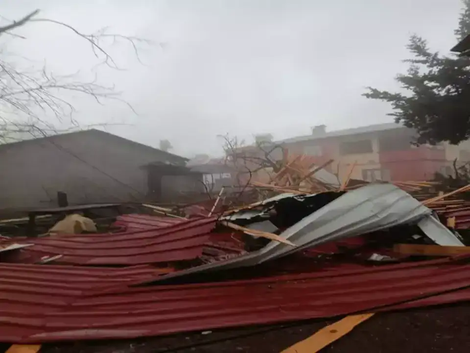 dogu-akdeniz-sele-teslim-heyelan-taskin-ve-firtina-hayati-durdurdu