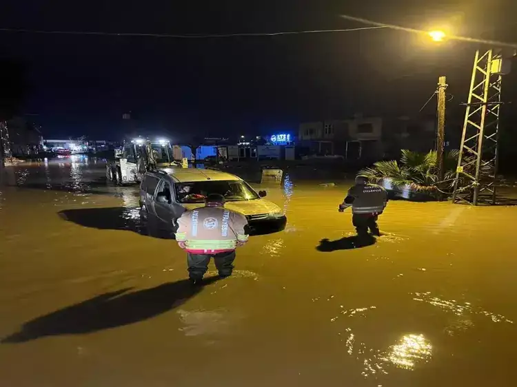 dogu-akdeniz-sele-teslim-heyelan-taskin-ve-firtina-hayati-durdurdu