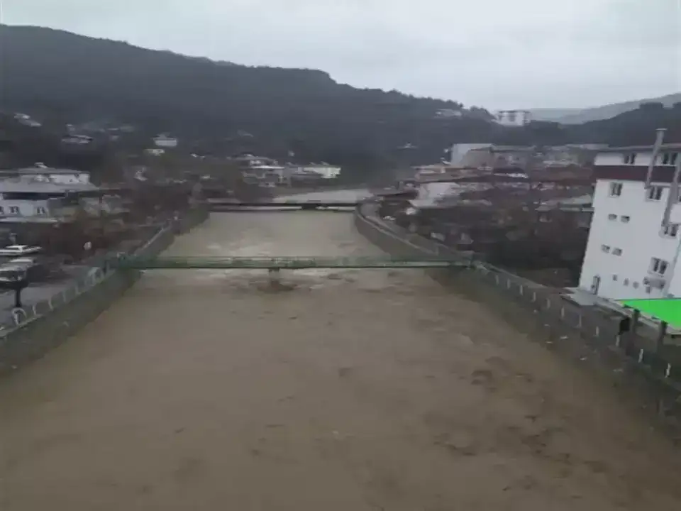 dogu-akdeniz-sele-teslim-heyelan-taskin-ve-firtina-hayati-durdurdu