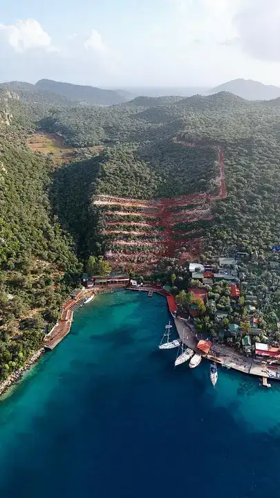 kas-halki-limanagzinda-izinsiz-yapilasmaya-karsi-ayaga-kalkti-ranta-teslim-etmeyecegiz